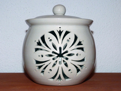 Ein handgedrehter Zwiebeltopf von der Keramikmeisterin Annette Walz